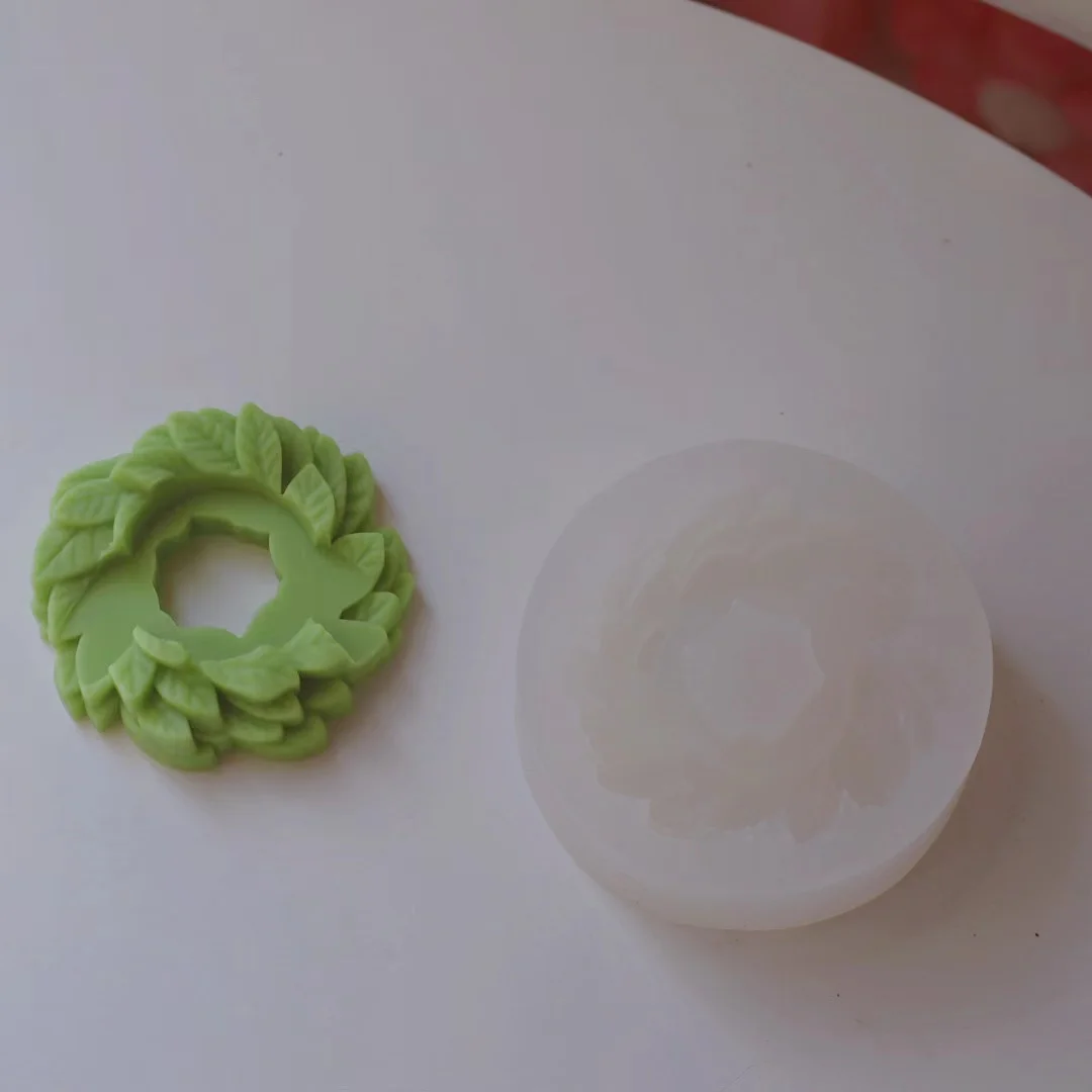 Ins Silicone Soap Mold 3D Garland Bear Candle Gypsum Decoration Mold DIY Handmade Silicone Holiday Gift Making