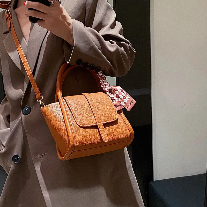 KK  2024 new cross body niche design, high-end feel bag, large capacity women's single shoulder tote bucket bag bags female