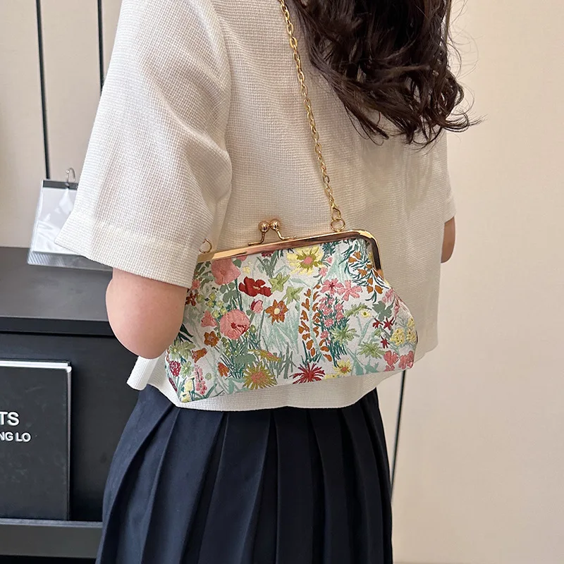 thumbnail image 1 of Nuevo bolso de mujer con cadena y clip, estilo étnico, bolso de hombro con flores, bolso de noche de moda, bolso cruzado, 1 of 5