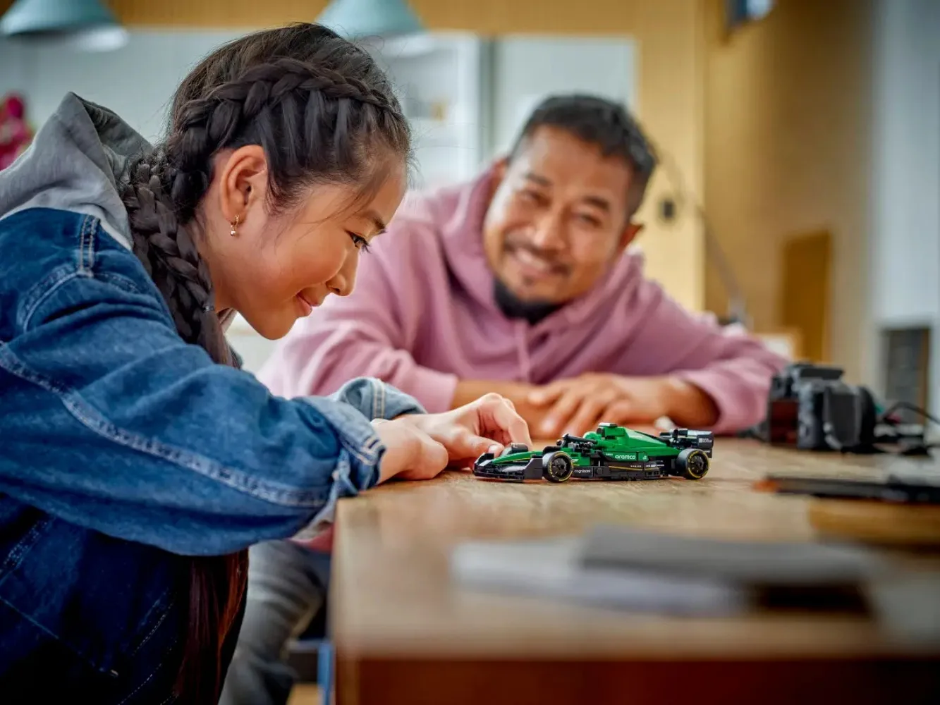 LEGO® Speed Champions Aston Martin Aramco F1® AMR24 Race Car (77245) Vehicle Set Lets for Boys and Girls Aged 10+ 269 Pieces - Bilde 4