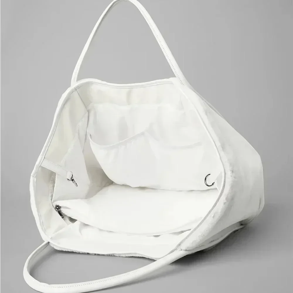 AI0 Yoga Faux Fur Tote Bag Magnetic Seal Large Capacity Soft and Comfortable Plush Bag Built in Pocket Convenient Bag 4