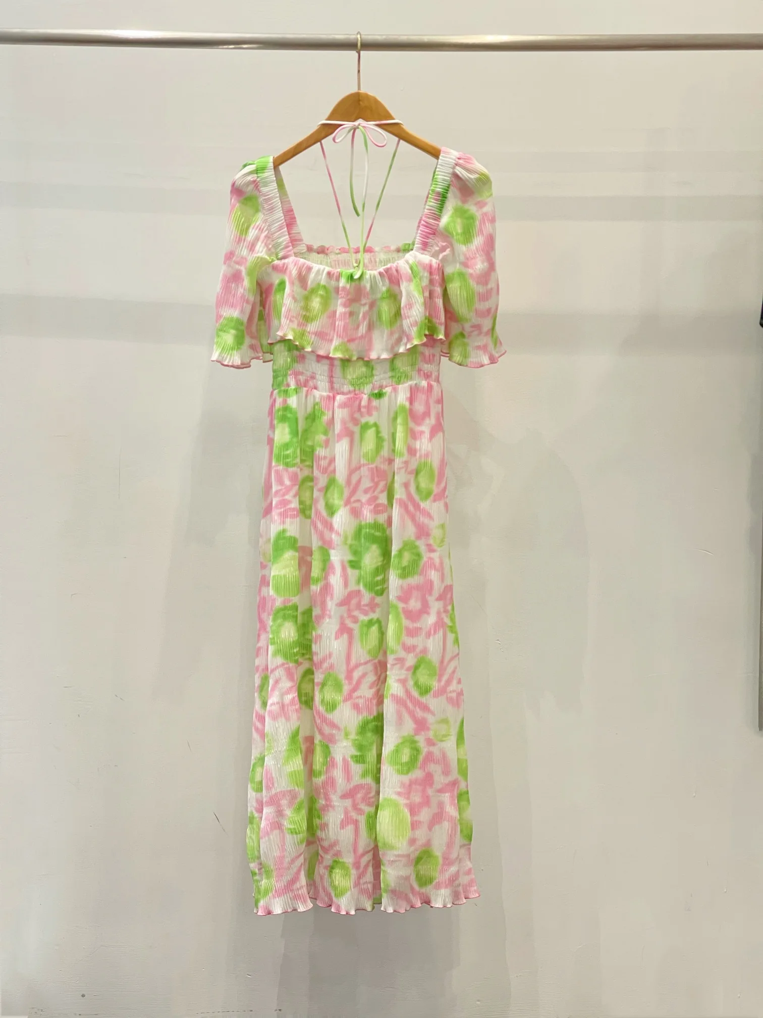 

Spring and summer new flower print smock fine pleated dress, can be tied to create neck modeling