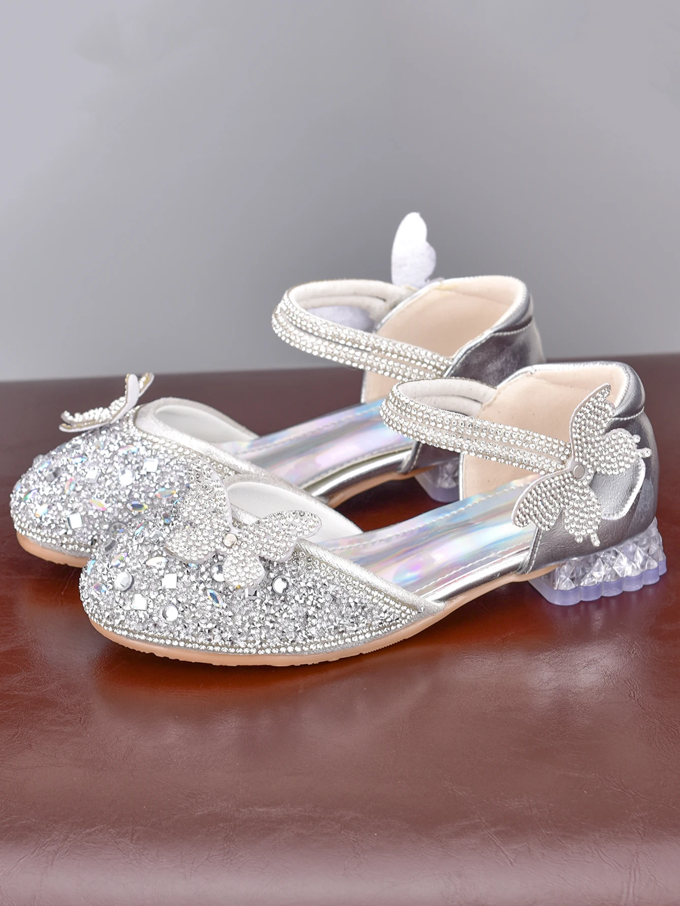 נעלי עקב גבוהות עם קריסטלים לילדות קטנות למסיבות, שמלות, חצאיות ופרחים לילדות