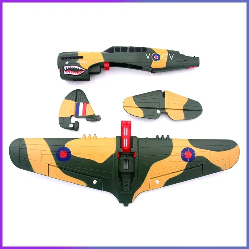 Ensemble de 5 hélices d'avion RC de différentes couleurs, alignées sur une surface plane.