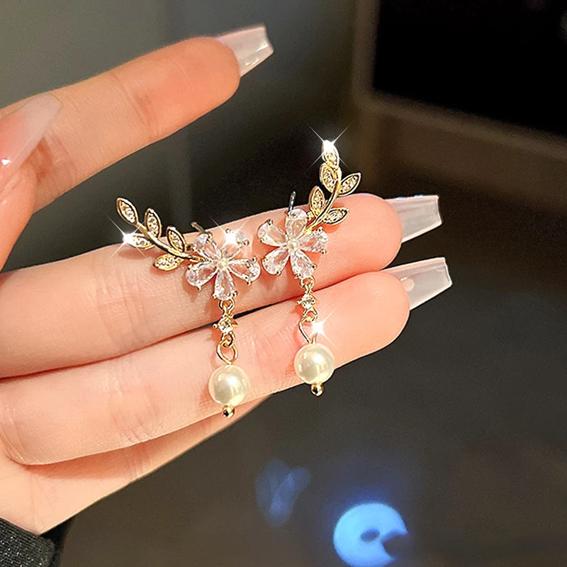 Ins Stylowe Prosta Cyrkonia Perłowe Kolczyki Z Kwiatami Kobiecość Światło Luksusowe Wysokie Poczucie Liści Plated 18K Złote Kolczyki Netto Czerwona Bi