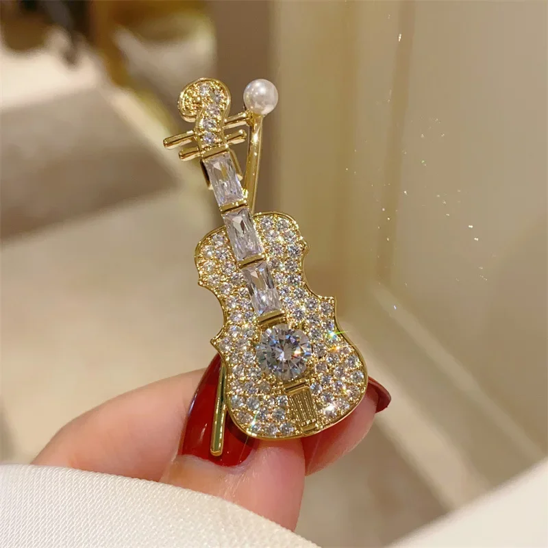 Spilla di perle di violino di cristallo lucido per le donne Design squiso Accessori musicali Decorazione di abbigliamento Spille Spille  36