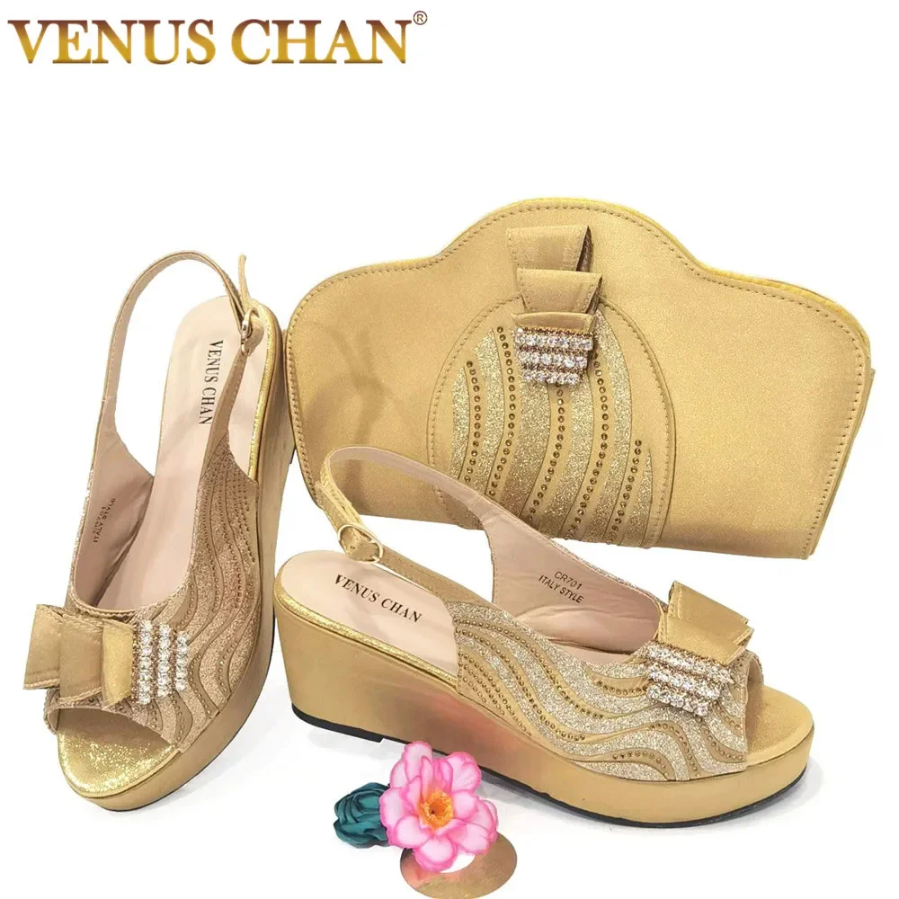 

2024 элегантные женские туфли на танкетке в итальянском стиле, набор из туфель и сумки золотого цвета с искусственными цветами для женщин