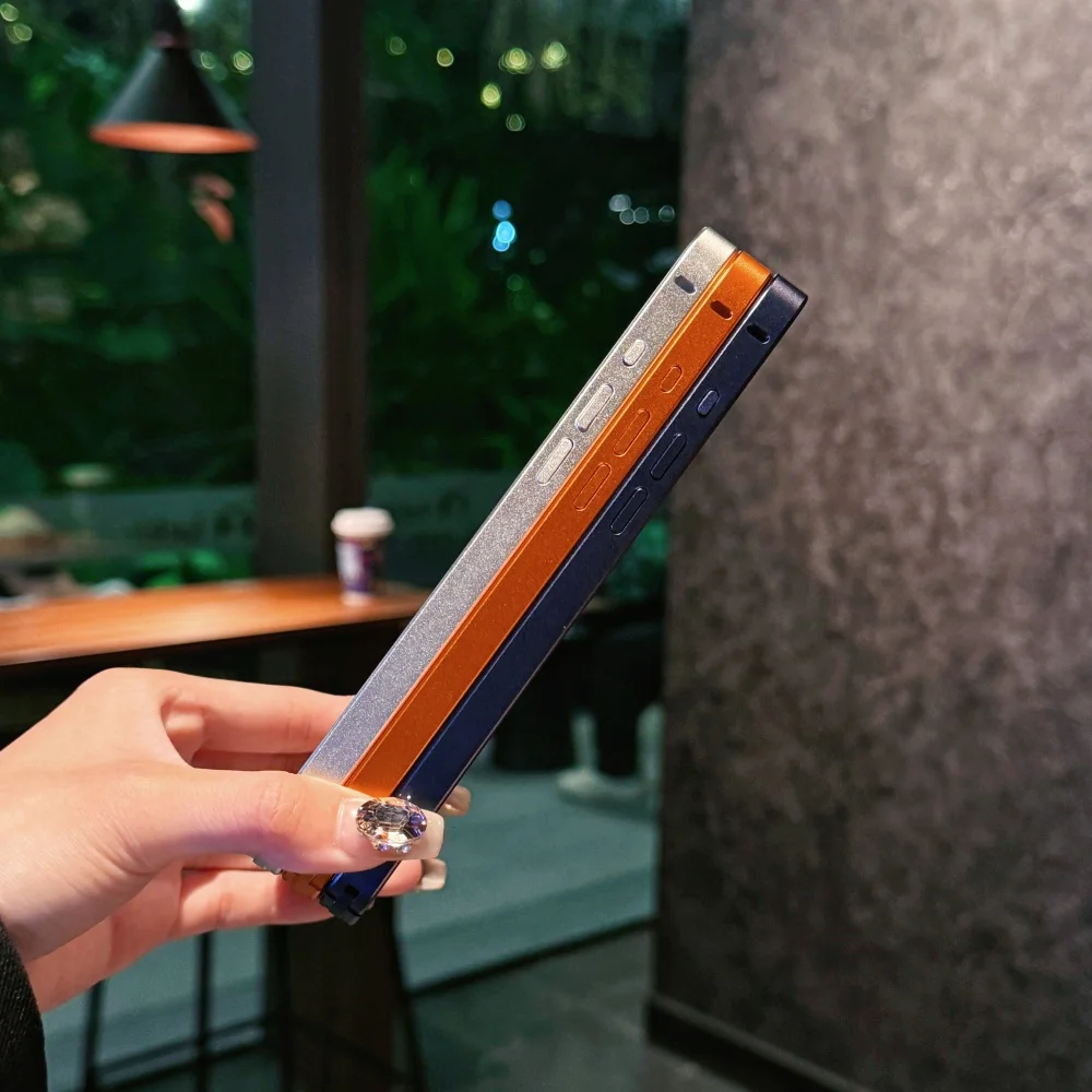 รูปสินค้า เคสโลหะดีไซน์บางเฉียบสำหรับ iPhone รุ่นใหม่