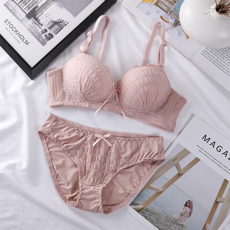 

Комплект женского кружевного нижнего белья с чашками пуш-ап