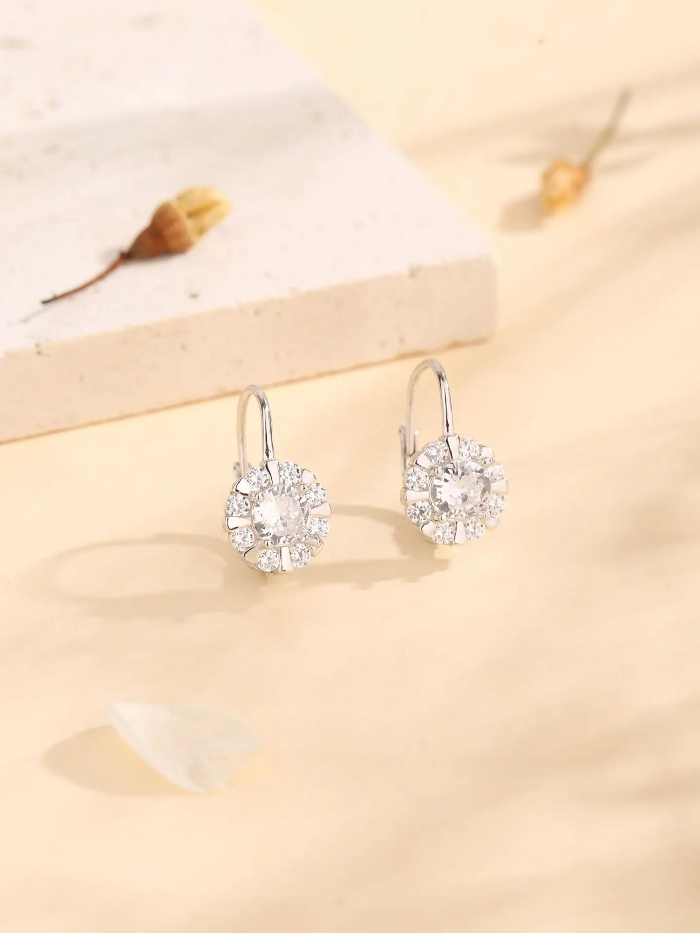 

2023 New Fashion Simple Jewelry Retro Women's S925 Sterling Silver Earrings Trend Zircon Petals Creative Accessories