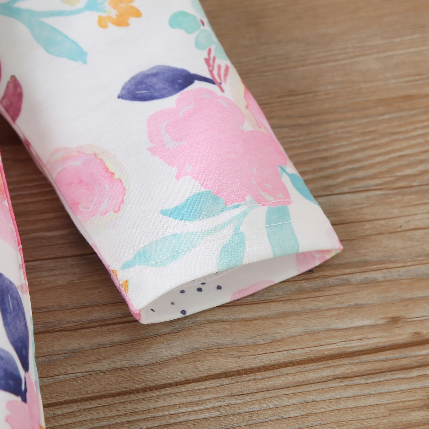 가을 및 겨울  의류, 긴 소매 라운드 넥, 귀여운 코튼, 편안한 꽃 프린트, 소녀 긴 크리퍼, 준비 재고