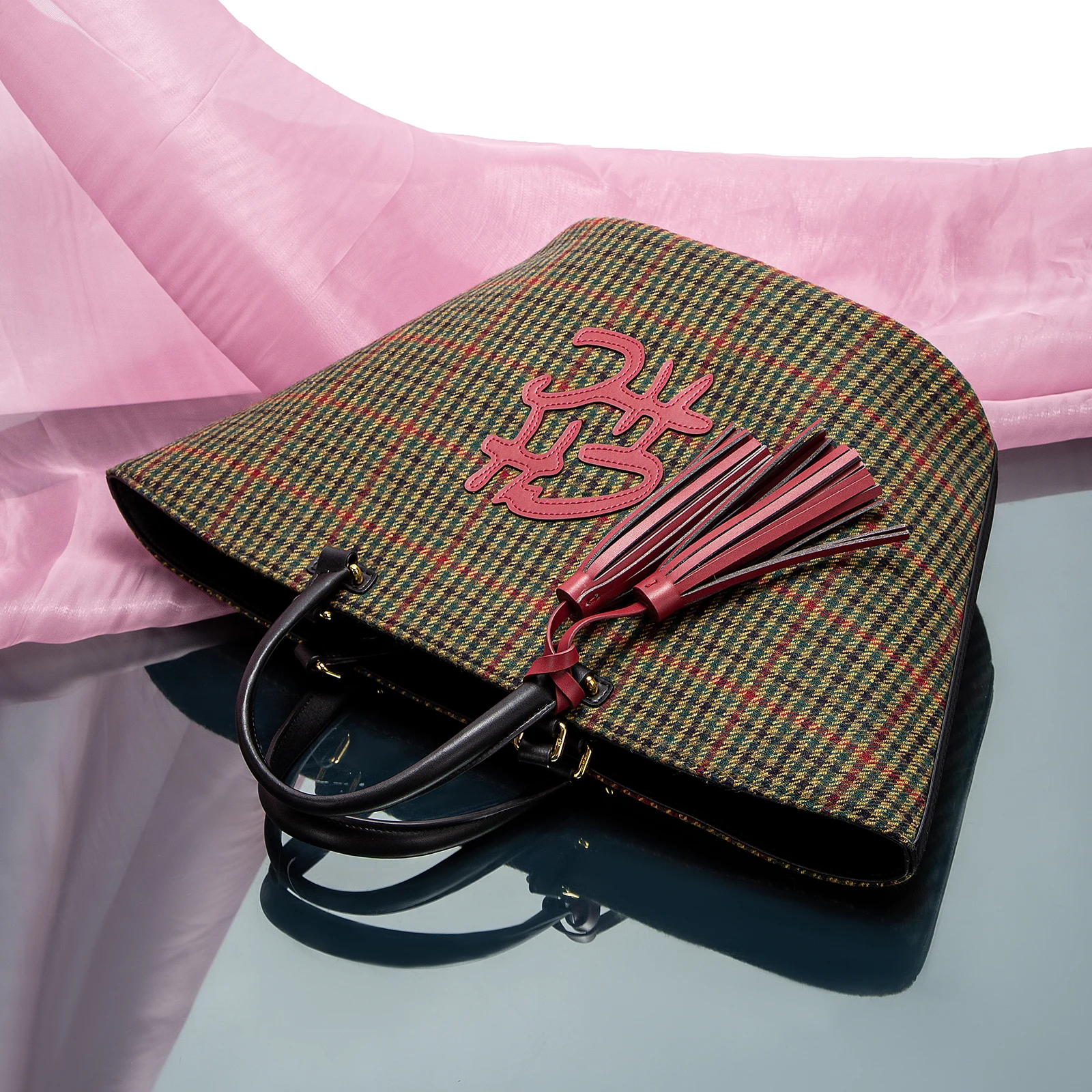 حقيبة يد نسائية من تصميم CHCH لعام 2025، تتميز بتص...