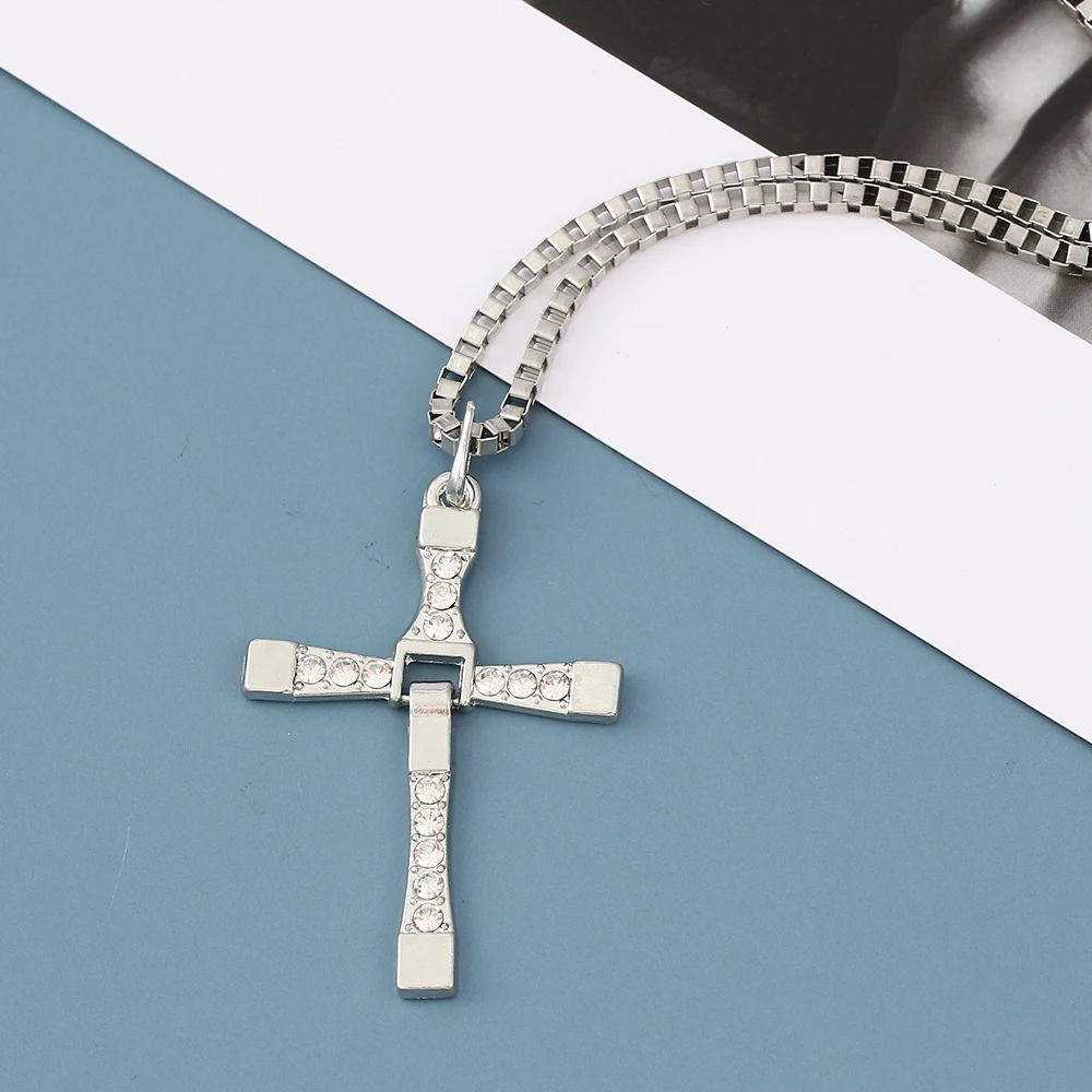 Rennwagen-Enthusiasten Kreuz-Anhänger Halskette Filmstar Dominic Toretto Kristall-Kreuz-Halsketten Schmuck für Männer Geschenke – Detail 6