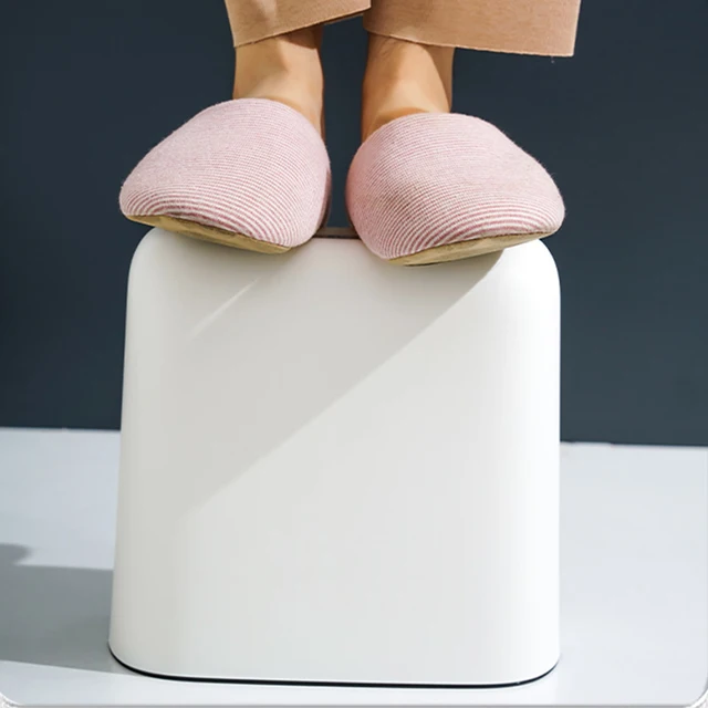 ถังขยะแหวนกดรูปทรงแคบพร้อมฝาปิดสําหรับช่องว่างในห้องน้ํา เน้นคุณสมบัติของการจําแนกขยะ 5