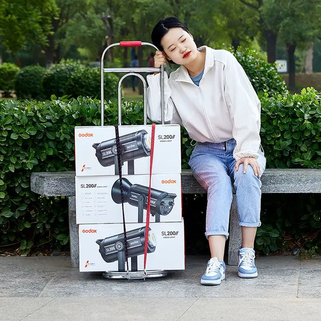 Kézzel Borított Kocsi Felmászó Lépcsőn Felfelé A Hatkerekű Háztartás Összecsukása - Image 3