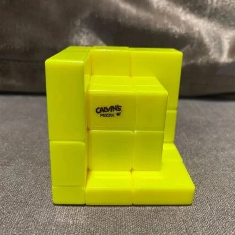 

Calvin's Puzzle Cube 3x3 Gray Mirror Illusion Inside (Black Body, Silver-Gold Label) in Small Clear Box Cast Coated Magic Cube