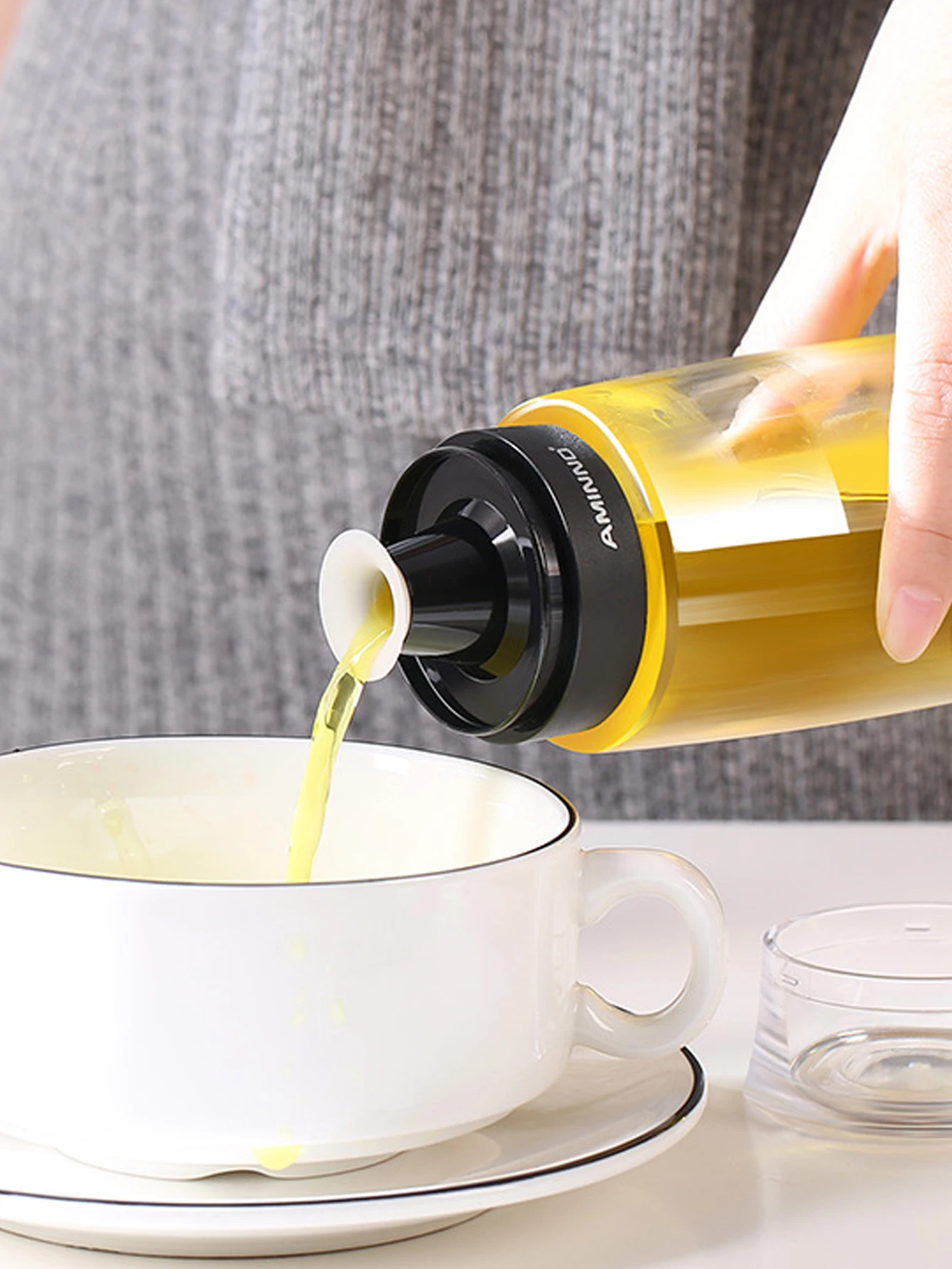 A new household glass oil bottle storage bottle