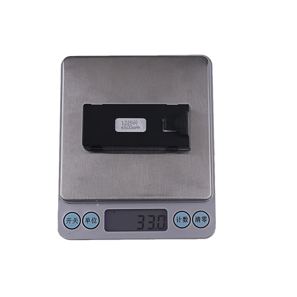 Cinq batteries E88 6500mAh pour drone alignées avec leur chargeur, une offre pour acheter des batteries E88 6500mAh pour drone en lot économique.