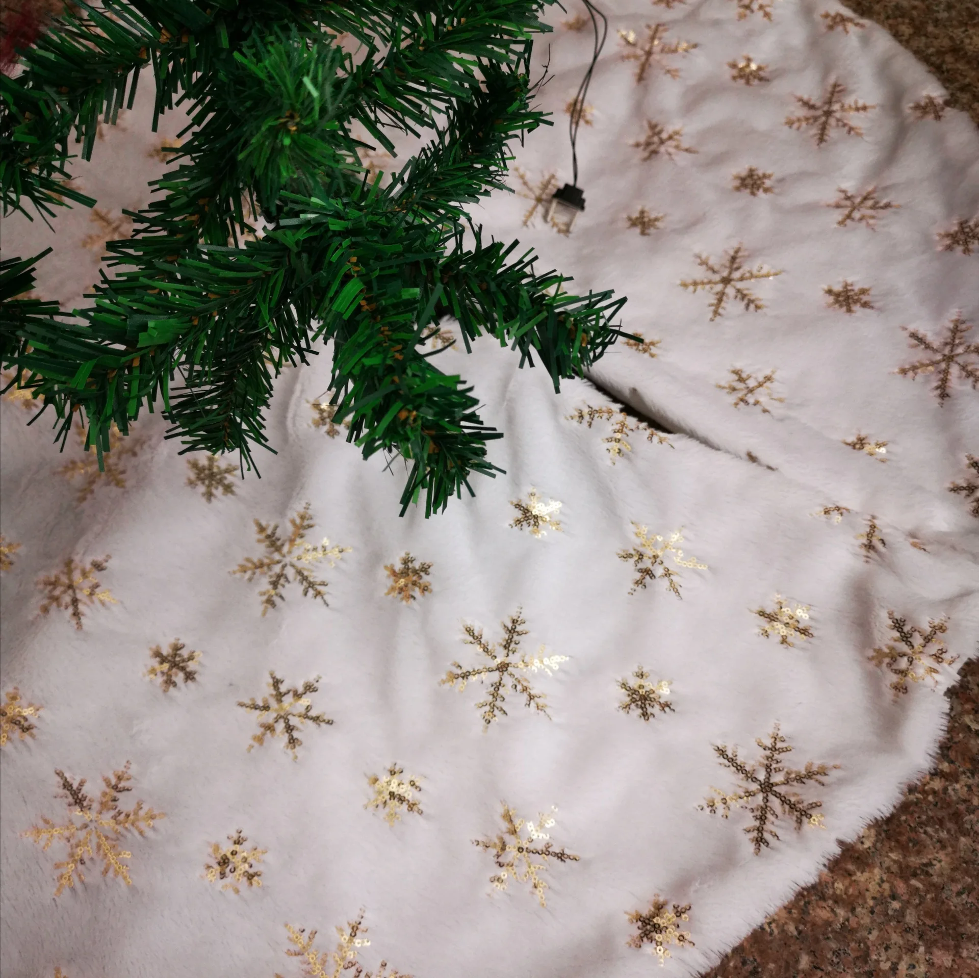 Christmas Tree Skirt Faux Fur Carpet Golden Snowflake White Plush Mat For Home