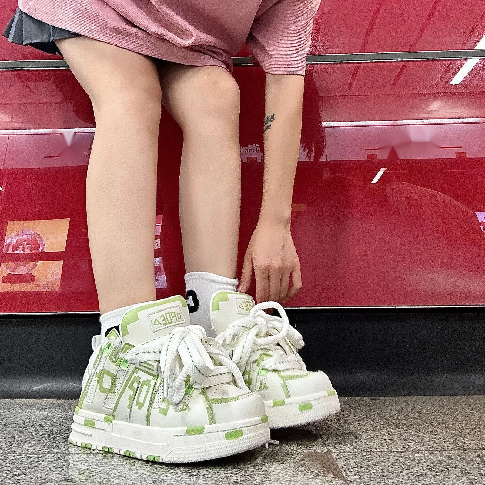 Pantofi sport cu șireturi duble și graffiti pixel, verde deschis, la modă, 2024_voghion.com