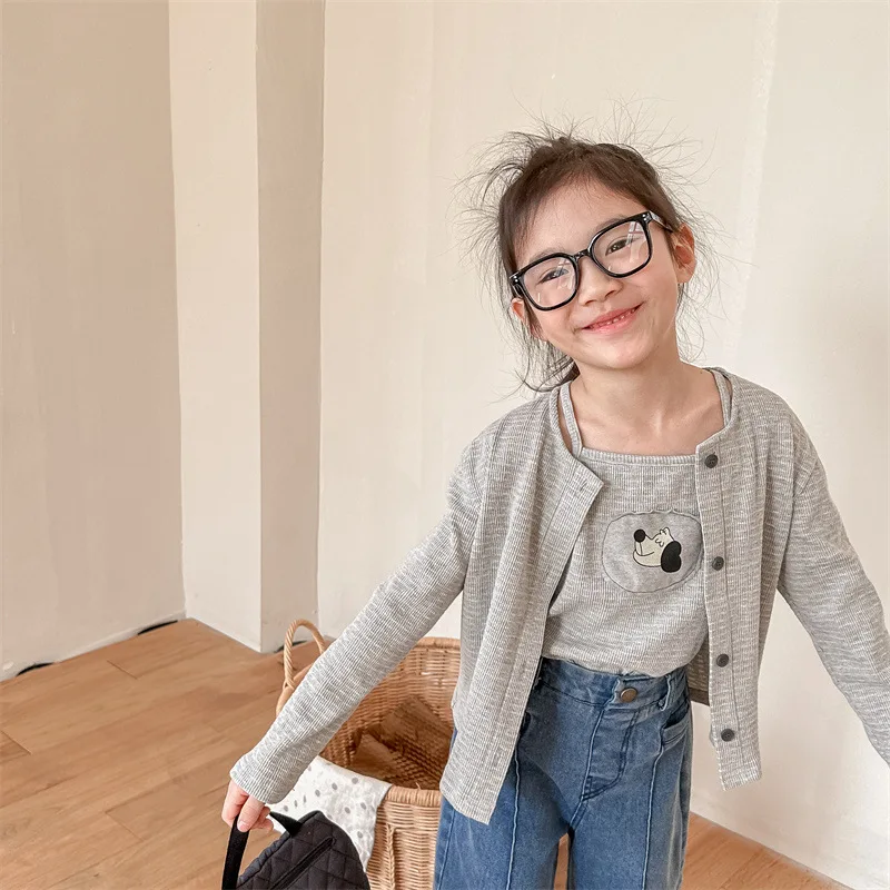 

Коллекция 2024 года, весеннее однотонное пальто с длинными рукавами в стиле ретро для девочек + рубашка с нашивками подтяжки с рисунком комплект из 2 предметов, Тонкая Повседневная хлопковая куртка для малышей