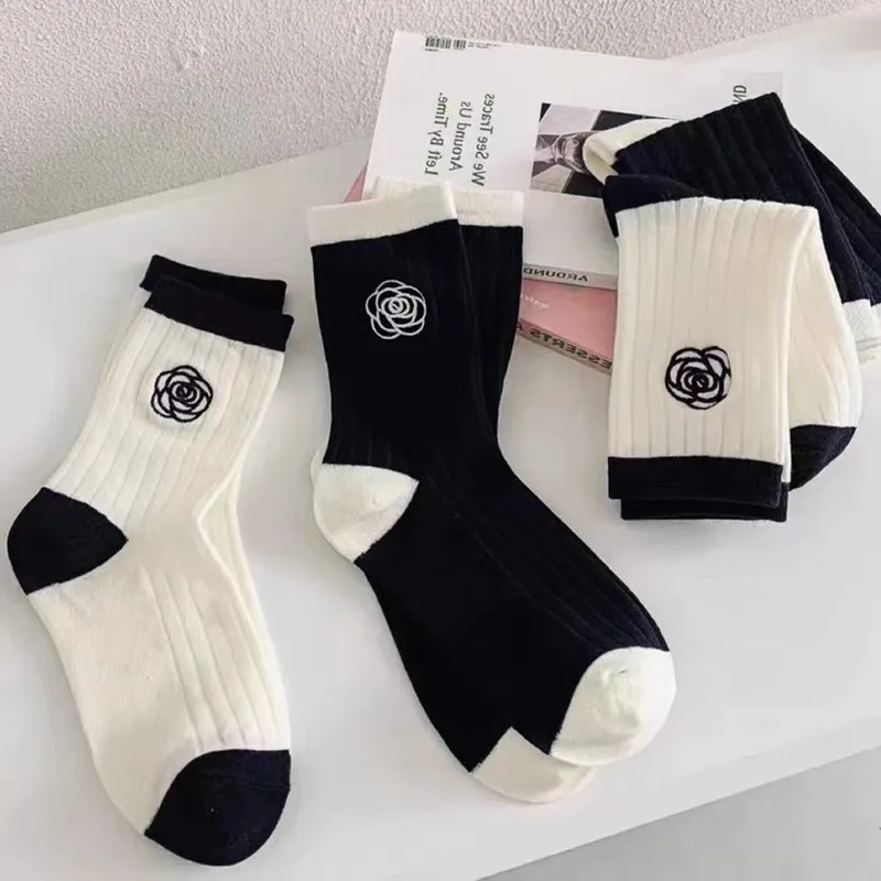 1/2 Paar Kamelienrosen bestickte Mid-Tube-Socken, süßer koreanischer Ins-Stil-Rock, passende Wadensocken, sportliche, atmungsaktive Baumwollsocken – Detail 8