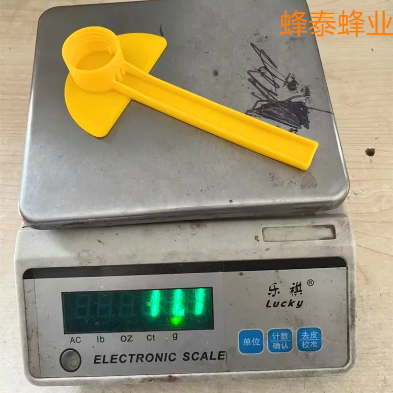 100PCS-Yellow-duck-billed-bee-nest-door-feeder-box-outer-nest-door-feeder-plastic-water-dispenser.jpg 100 db Sárga Kacsa Számlázott Méh Fészek Adagoló Doboz, Külső Fészekajtó -Adagoló, Műanyag Víz - Image 5