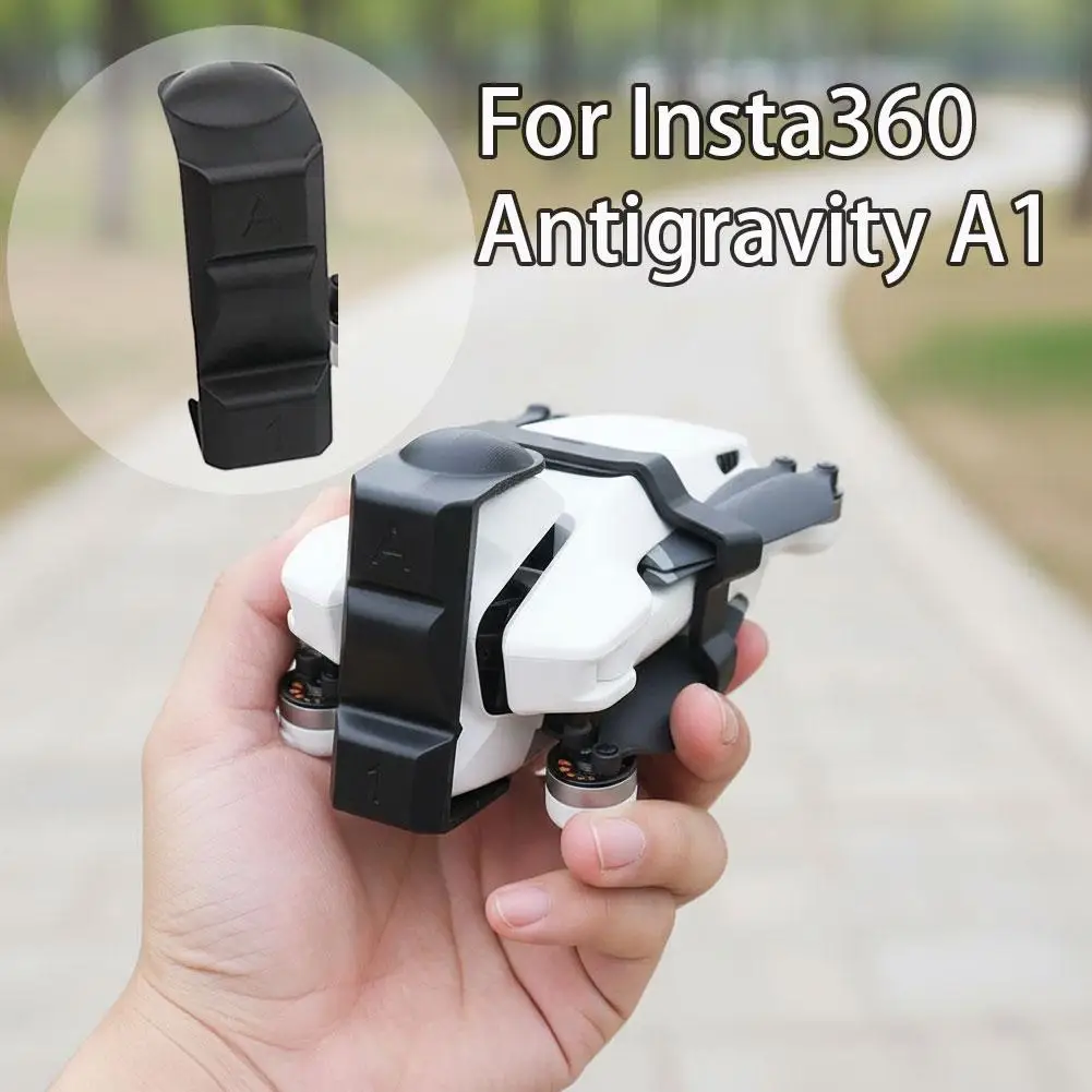 Installation de la coque de protection sur un stabilisateur Insta360 Antigravity A1, illustrant l'ajustement parfait.