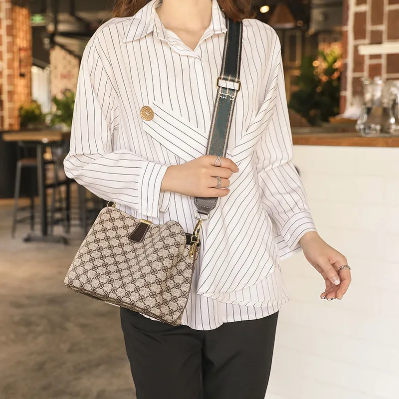 

Free Shiping items Wide Ribbon Crossbody Easy to Wear Large Capacity Water Bucket Retro Printed Bag One Shoulder Style [8035-8]
