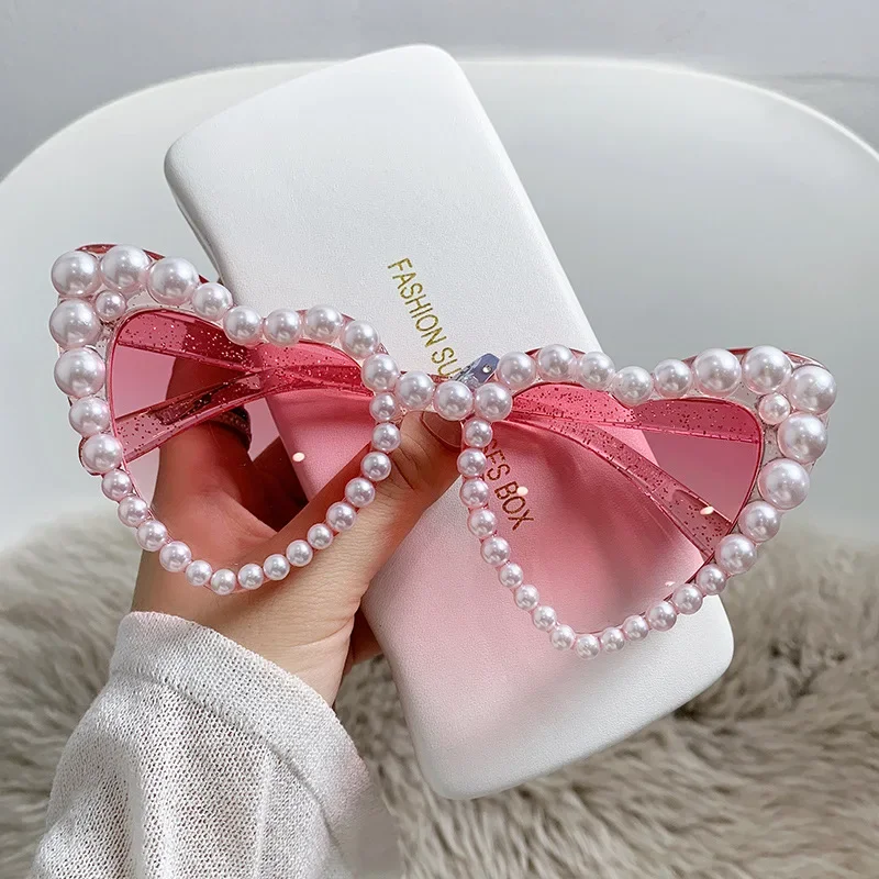 

Retro Heart-Shaped Pearl Frame Sunglasses Women Fashion Pink Eyewear Trending Men Cat Eye Sun Glasses Beach Party Shades UV400