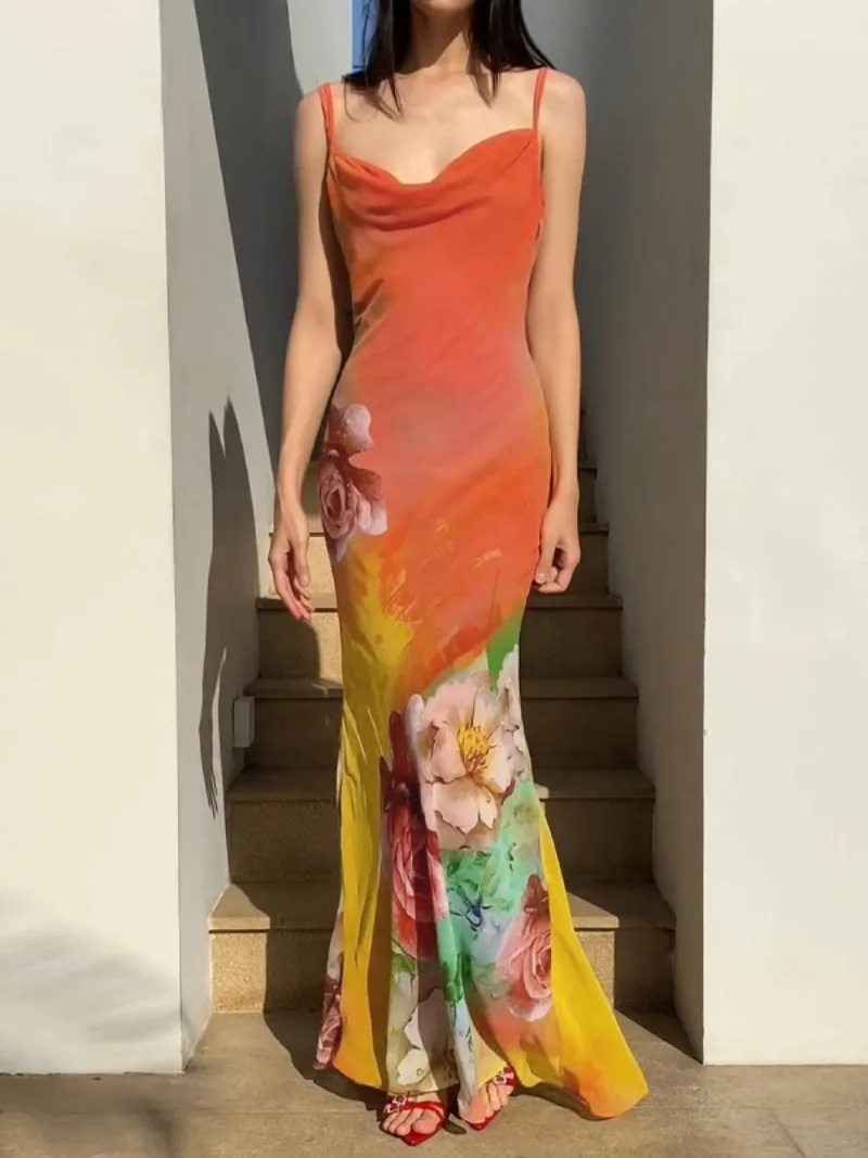 

Женское длинное платье-комбинация с открытой спиной и цветочным принтом