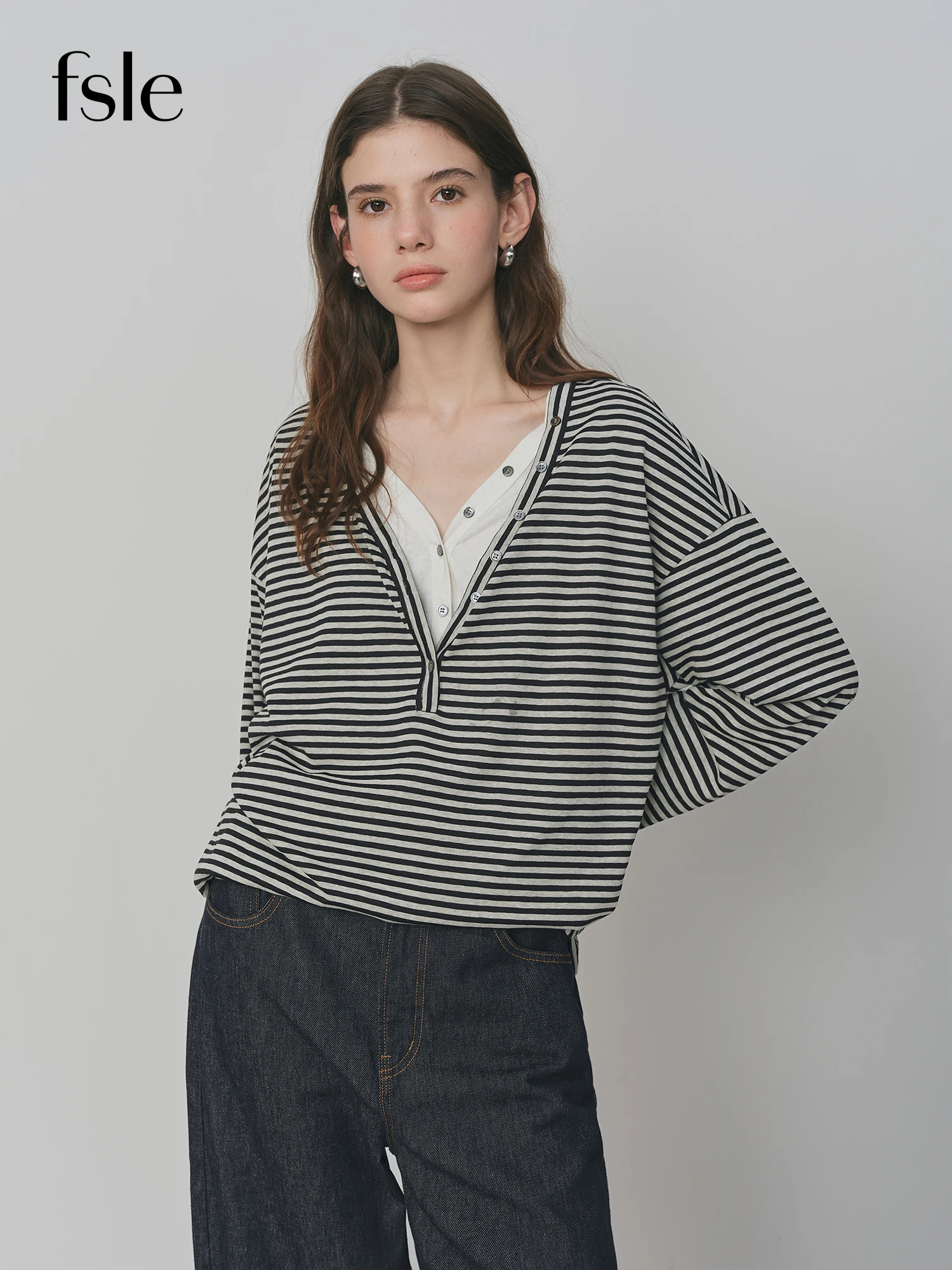 FSLE 2025 Neue Gefälschte Zwei-stück Schwarz Weiß Gestreiften V-ausschnitt Retro Lange-ärmeln T-shirt frauen Herbst 2025 neue Chic Tops 25FS13227