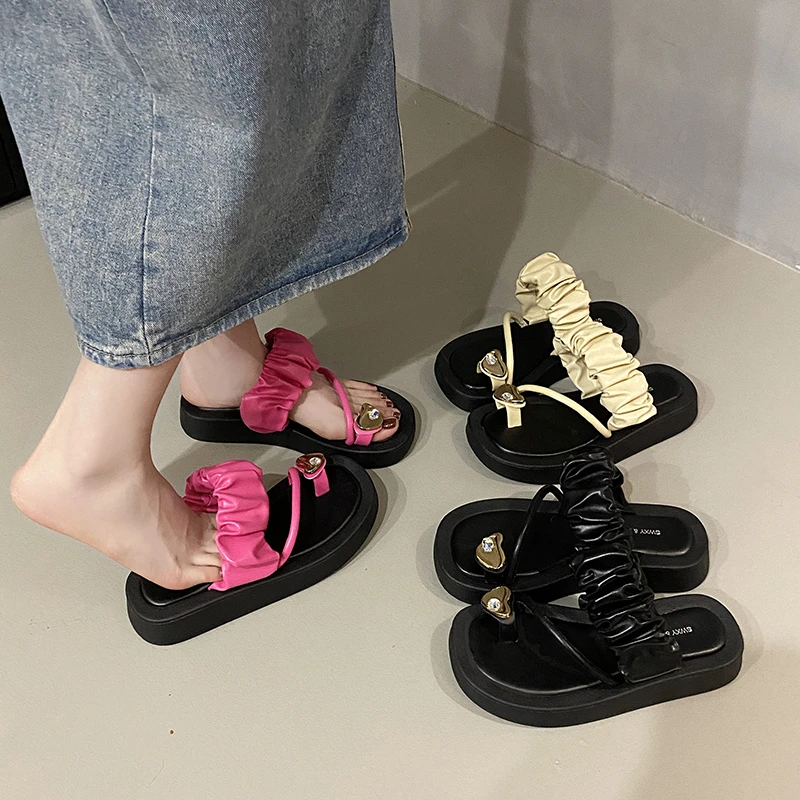 

Сандалии на толстой подошве для женщин, пляжные босоножки с металлической пряжкой и закрытым носком в стиле ретро, верхняя одежда, лето 2024