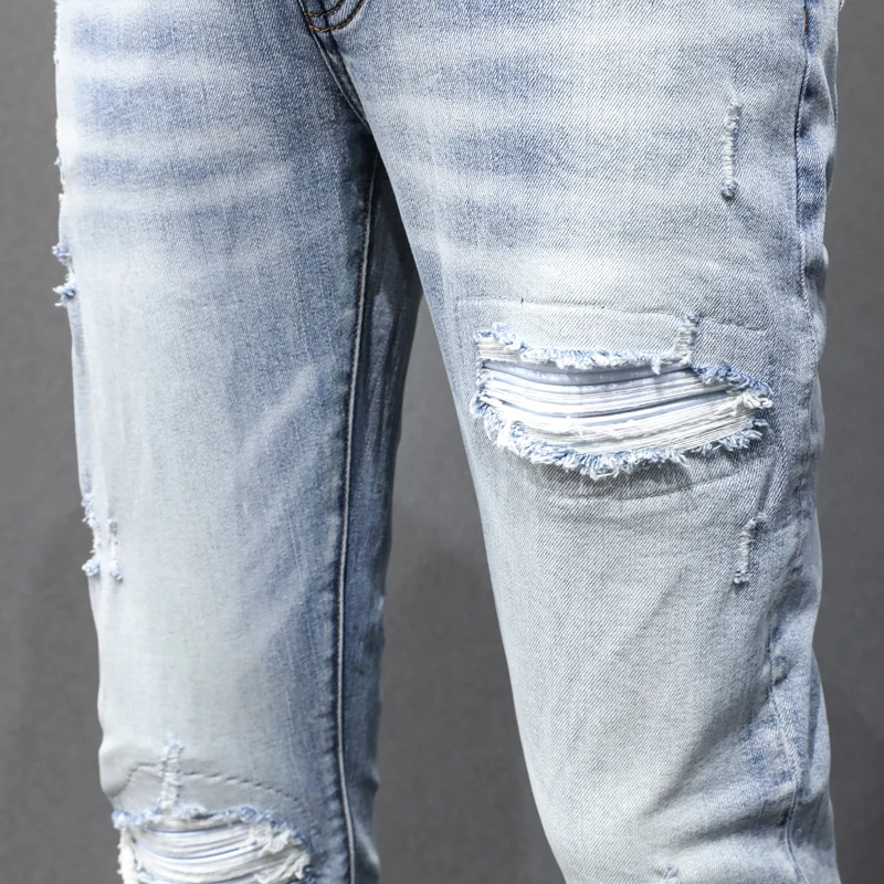 The latest designer's fashionable new men's jeans are washed, elastic, slim fit, light blue slit jeans, high street trendy hip-h