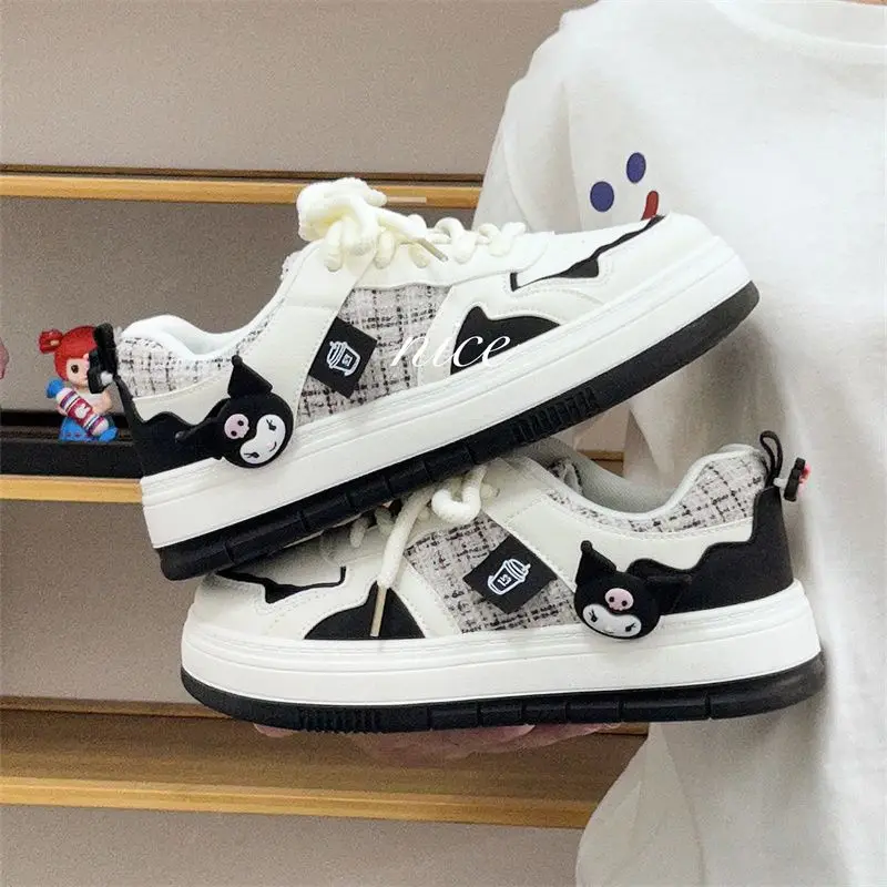 

Кроссовки женские с сердечками, милые маленькие белые кеды из аниме «Kuromi Kawaii», саньrio, осенняя Студенческая обувь для скейтборда, симпатичные игрушки для девочек