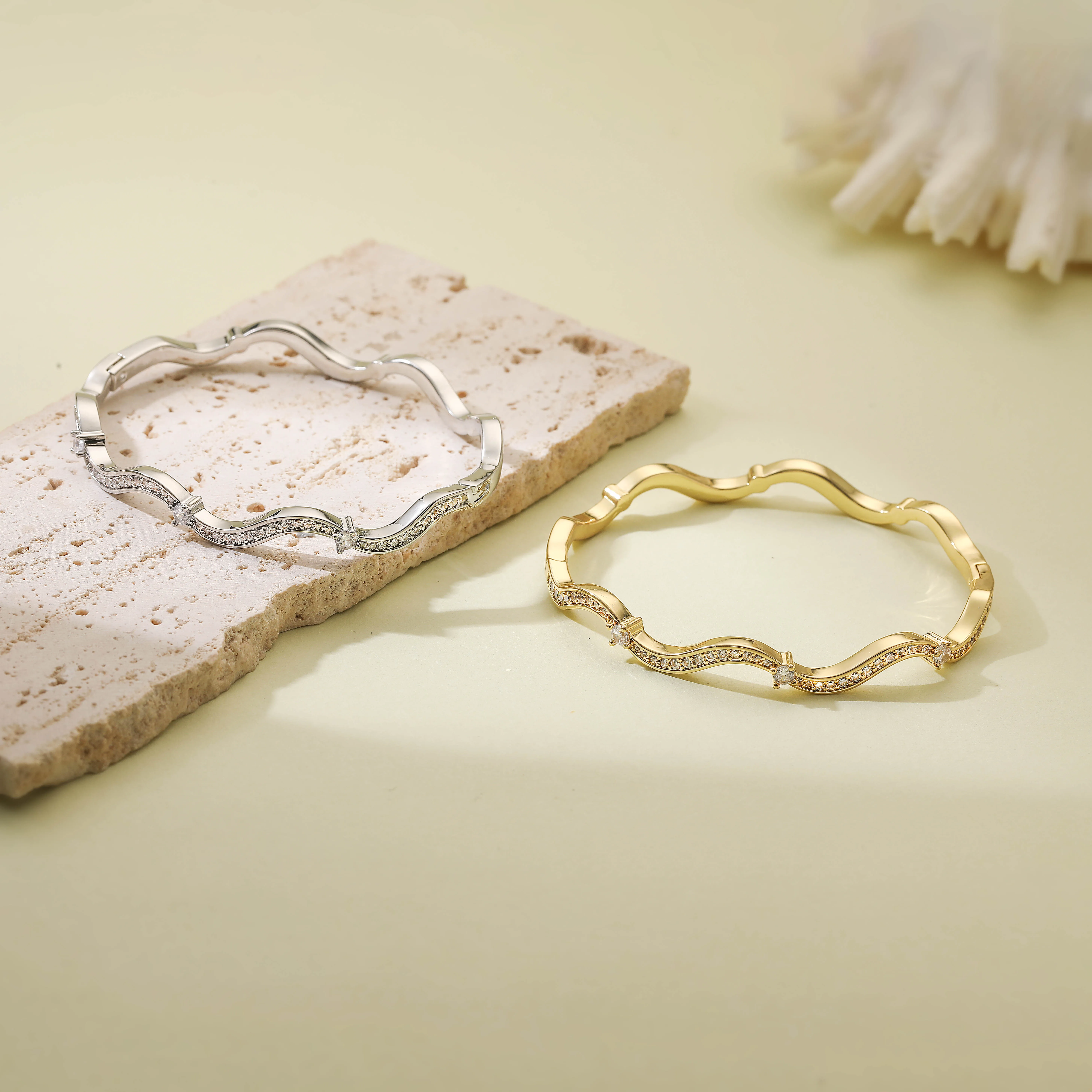 سوار متموج مرصع