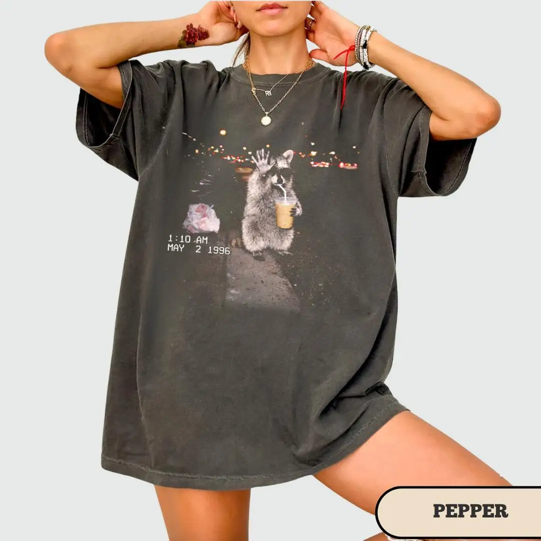 Waschbär trinkt Eiskaffee-Shirt, lustiges Tier-Meme-T-Shirt, Geschenk für Kaffeeliebhaber, Waschbär-T-Shirts, Unisex-Grafik-T-Shirt