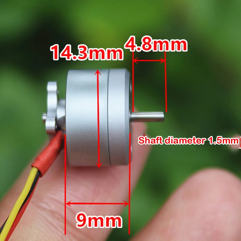 Gros plan sur le micro moteur sans balais 1104 4300KV, avec ses fils de connexion, pour mini quadcopter RC et drone FPV