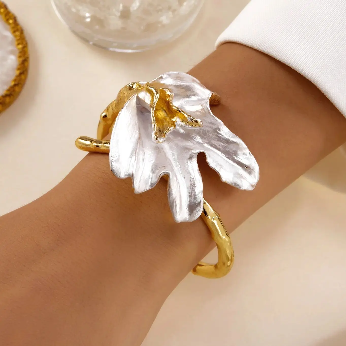 Übertriebener großer Blumen-Armreif für Frauen, französischer Stil, Tulpe, goldfarbenes Metall, offener Armreif, trendiges Party-Schmuckzubehör