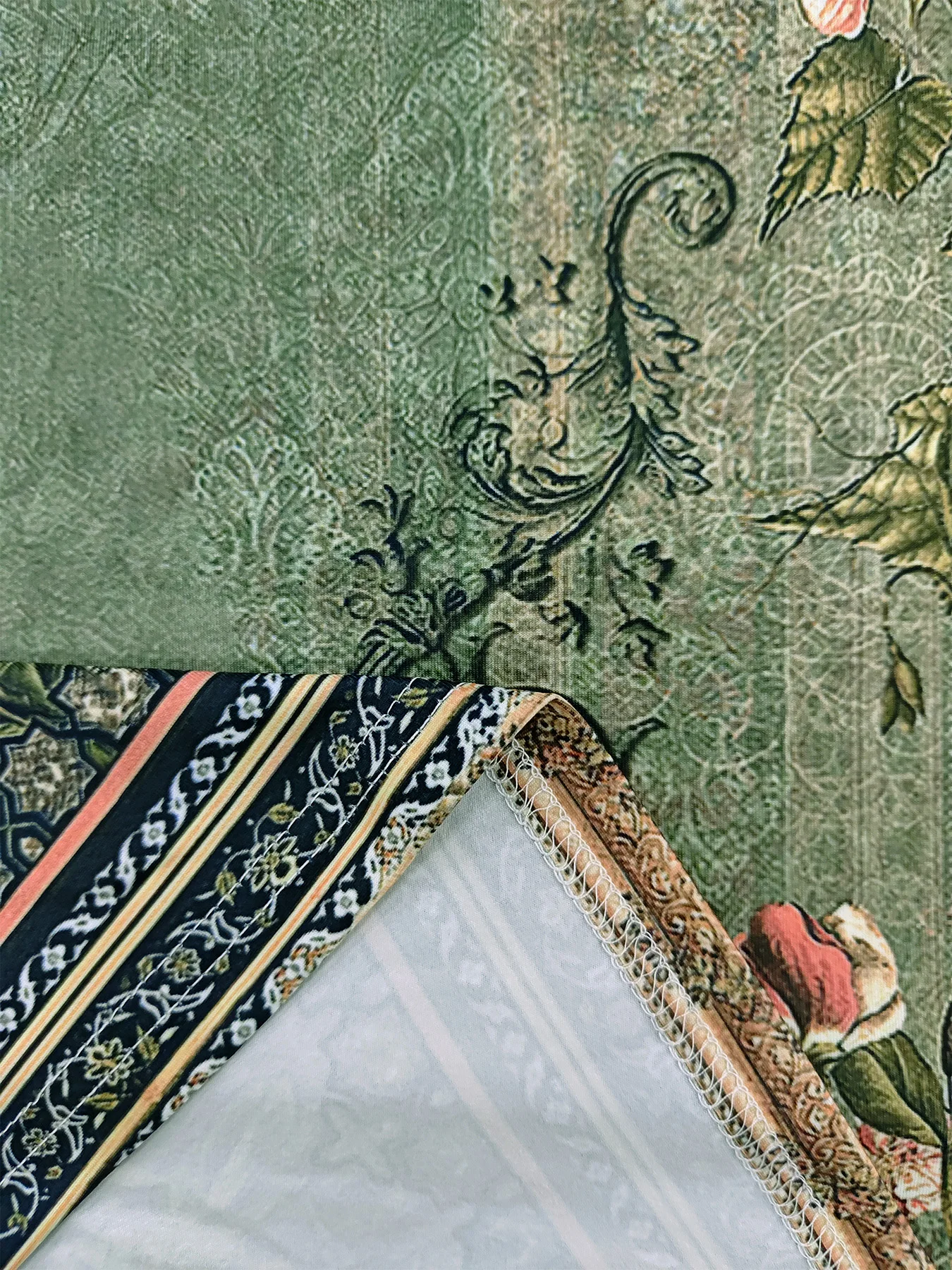 تي شيرت بأكمام قصيرة وياقة شكل V