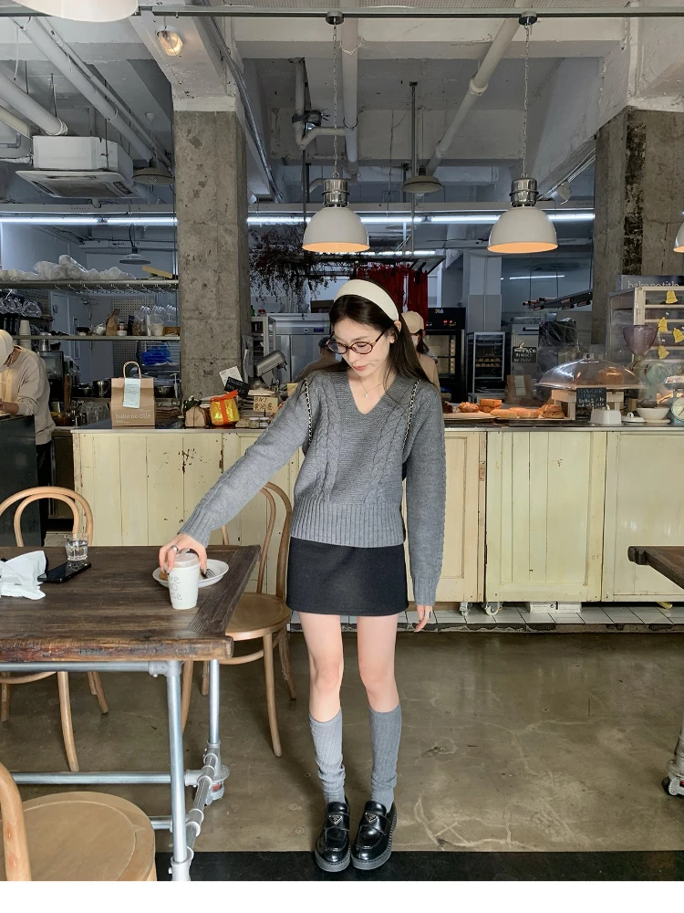 Retro New Autumn and Winter Women's V-neck Solid Color Long-sleeved Sweater Fashionable and Casual Loose Knitted Sweater Blouse