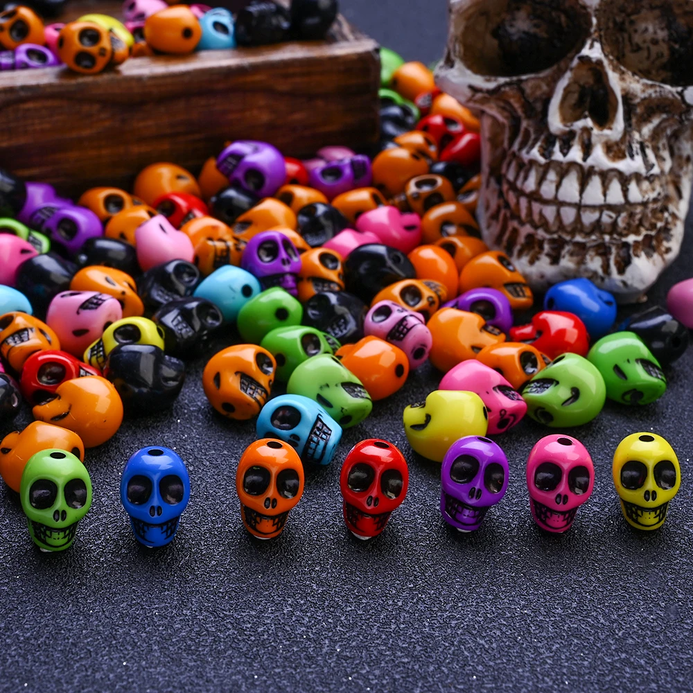50 Stück gemischte farbige Totenkopf-Perlen, kreative Acryl-Halloween-Schädel-Abstandsperlen für Schmuckherstellung, Zubehör, DIY-Armband, Halskette