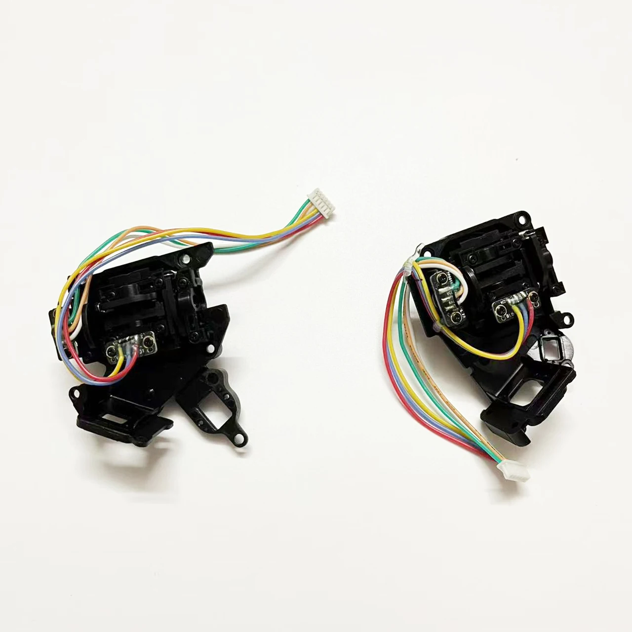 Module joystick gauche pour DJI RC Plus, avec bâton noir et connecteur blanc, posé sur fond clair.
