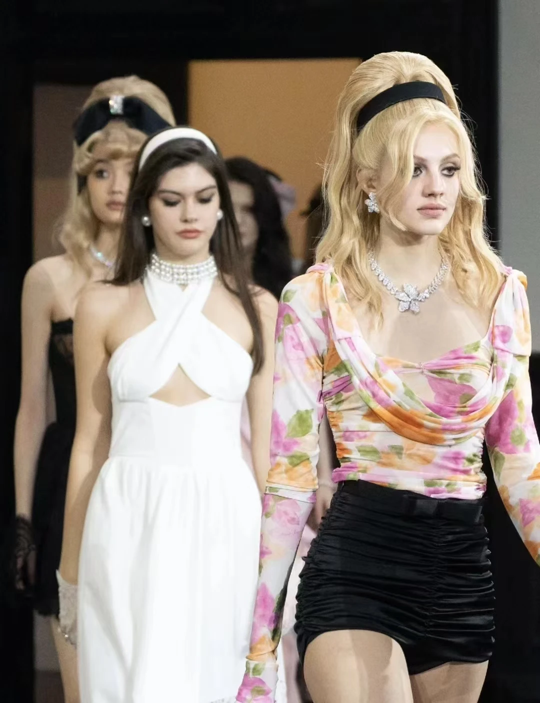 

Женская футболка с цветочным принтом, тонкая плиссированная футболка с квадратным вырезом и длинными рукавами, Приталенный топ в острым стиле, лето 2024