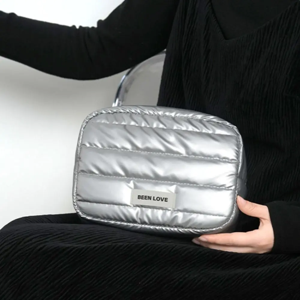 Tragbare Daunen-Puff Kosmetiktasche Einfarbig Große Kapazität Reise-Quilted-Toilettentasche Flauschige Reißverschluss-Hautpflege-Aufbewahrungstasche – Detail 11