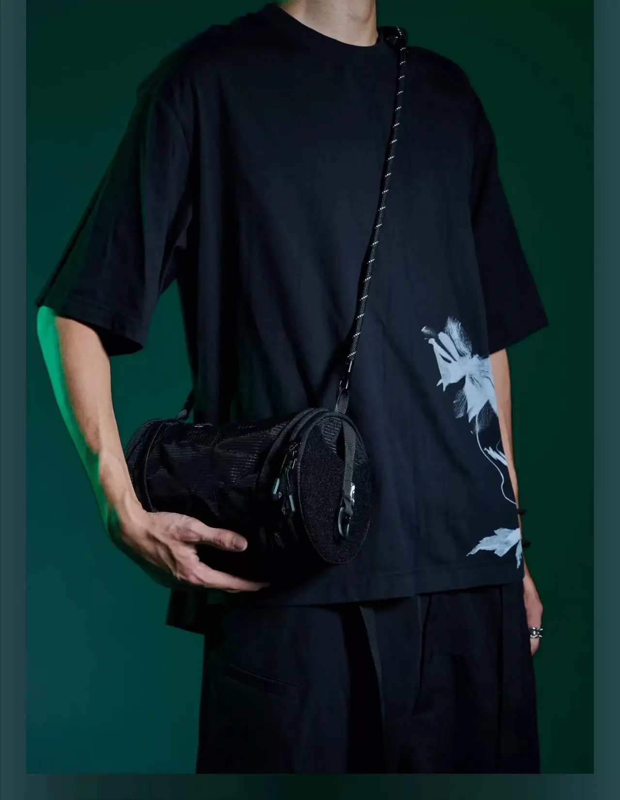 Overclock roam 25ss Z-07 round barrel folding bag dnm material techwear accessories edc carrier 5 Overclock roam 25ss Z-07 round barrel folding bag dnm material techwear accessories edc carrier