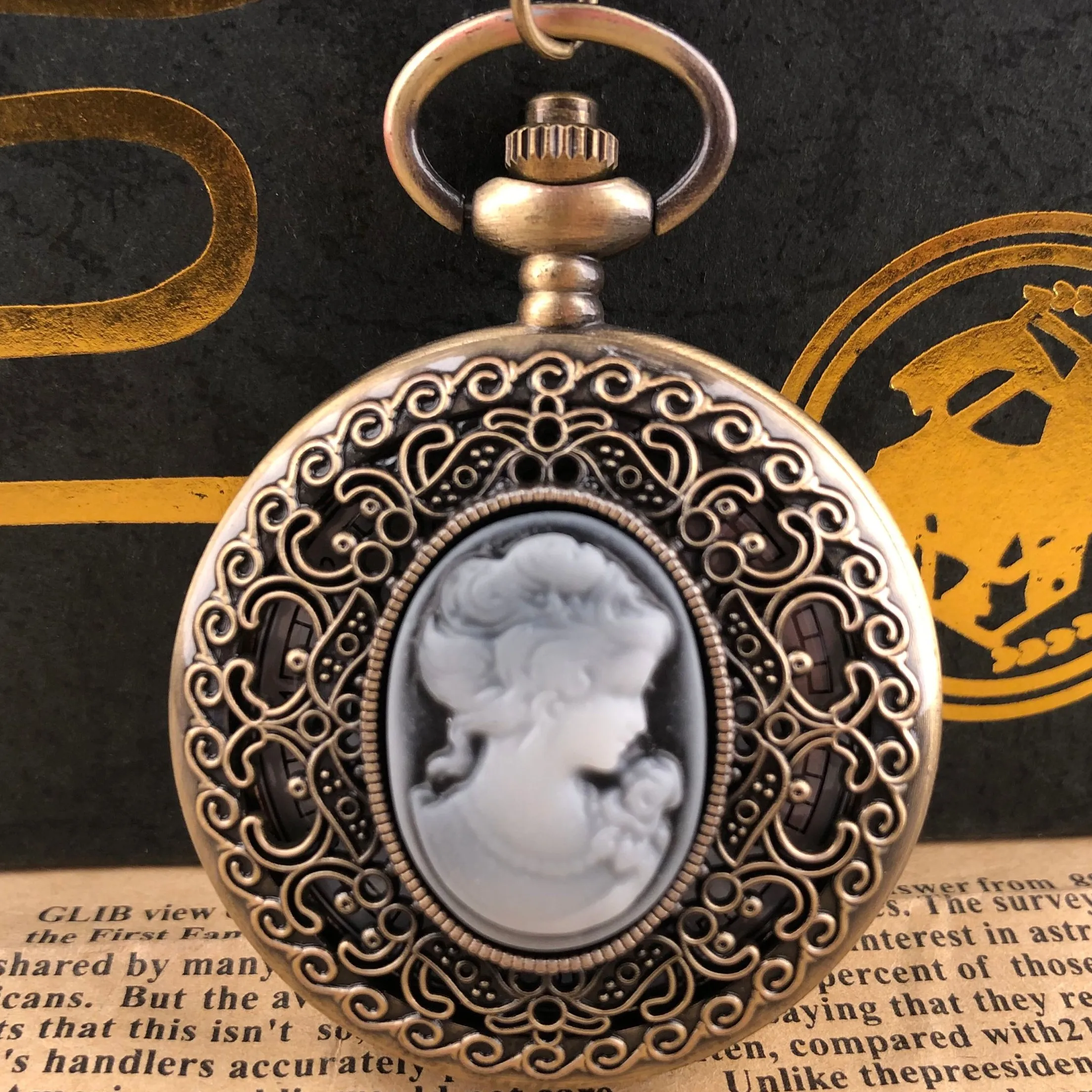 

Classic Quartz Pocket Watch Portrait Arabic Numeral Display Necklace Pendant Clock Men Women Students Gifts Popular Decoration