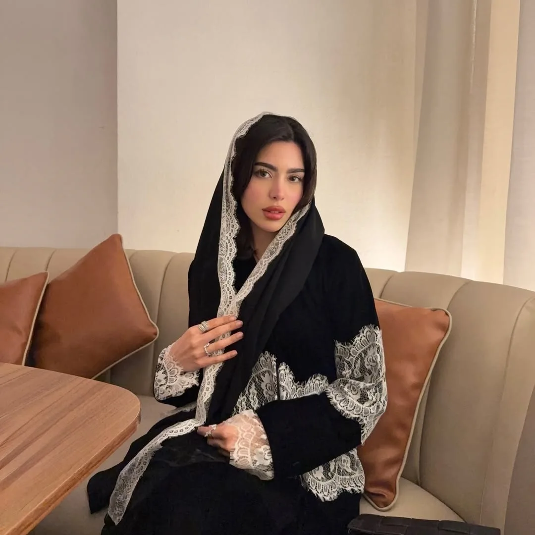 طقم عباءة من قطعتين بلمسات دانتيل - 3