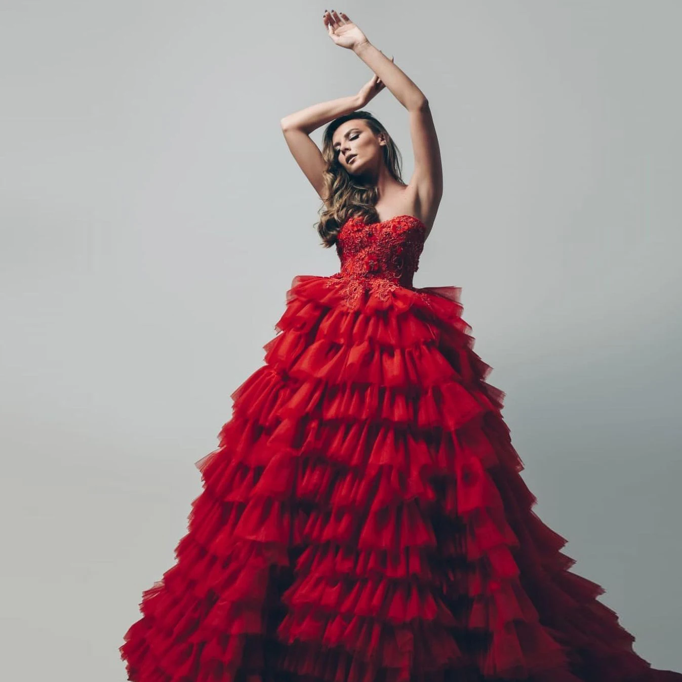 

Очаровательные красные пышные многоярусные фатиновые Свадебные платья с оборками, кружевное длинное Тюлевое платье с цветочным рисунком, вечерние женские платья без бретелек