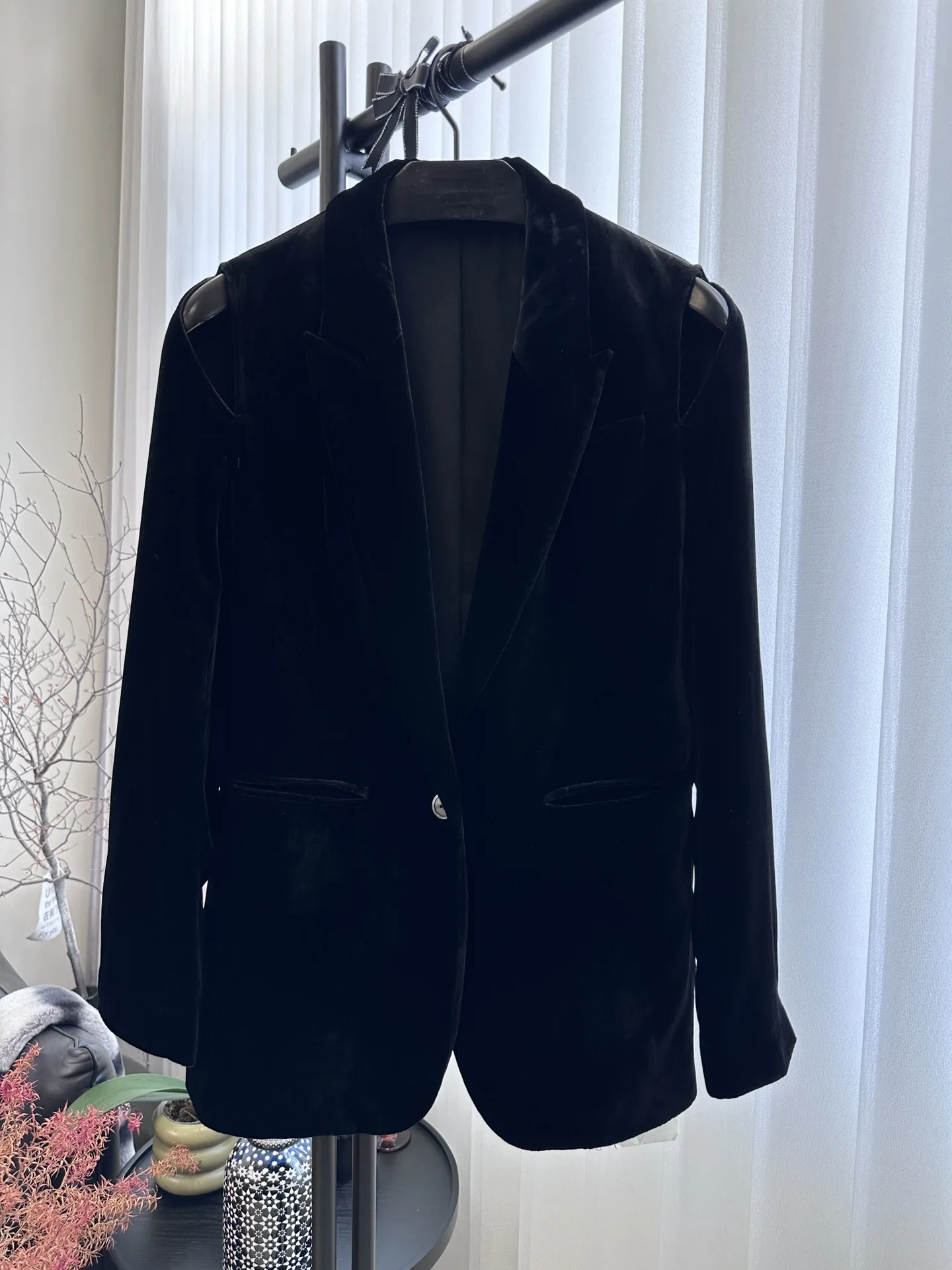 

Новинка Осень-зима 2023 модная женская одежда костюм с одной пуговицей и открытыми плечами 0802